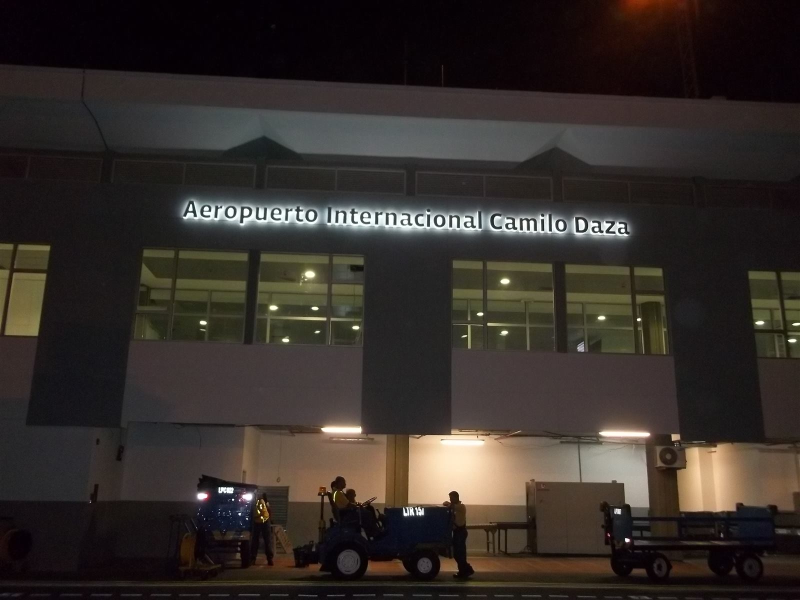 Fachada iluminada del Aeropuerto Internacional Camilo Daza