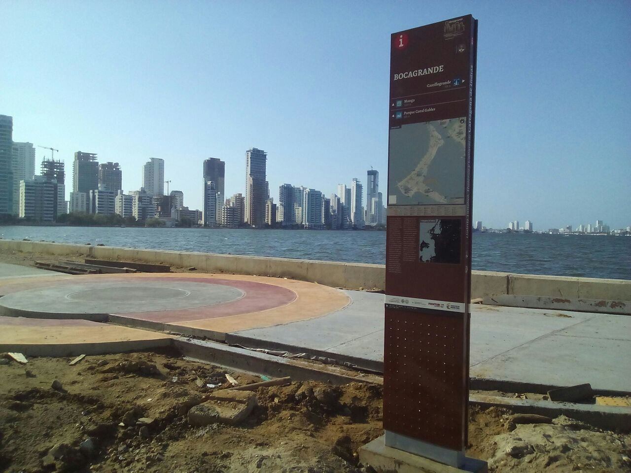 Tótem de señalización turística instalado en Bocagrande, Cartagena