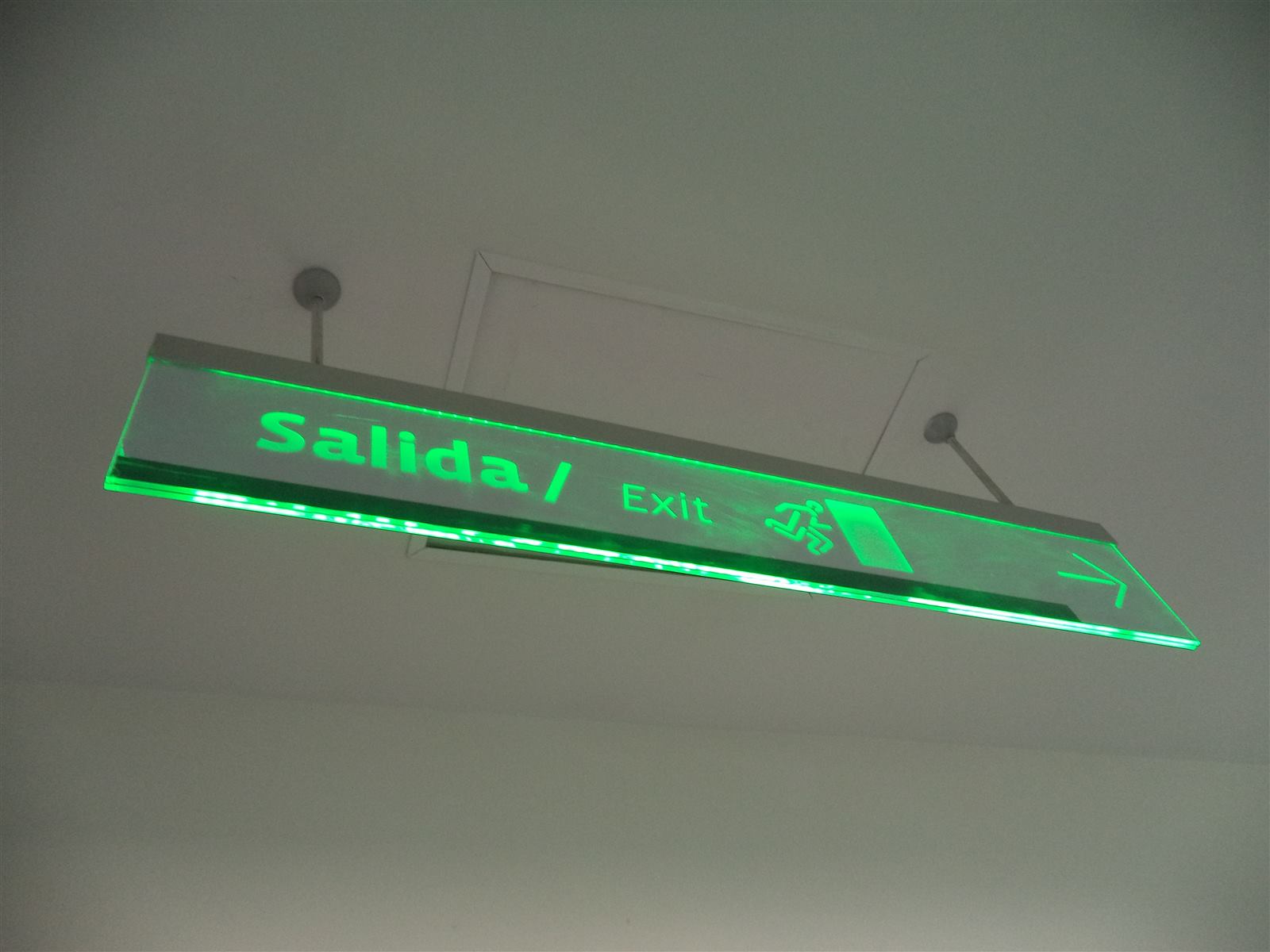 Letrero luminoso Salida/Exit en acrílico con luz verde, fabricado para los aeropuertos del Nororiente